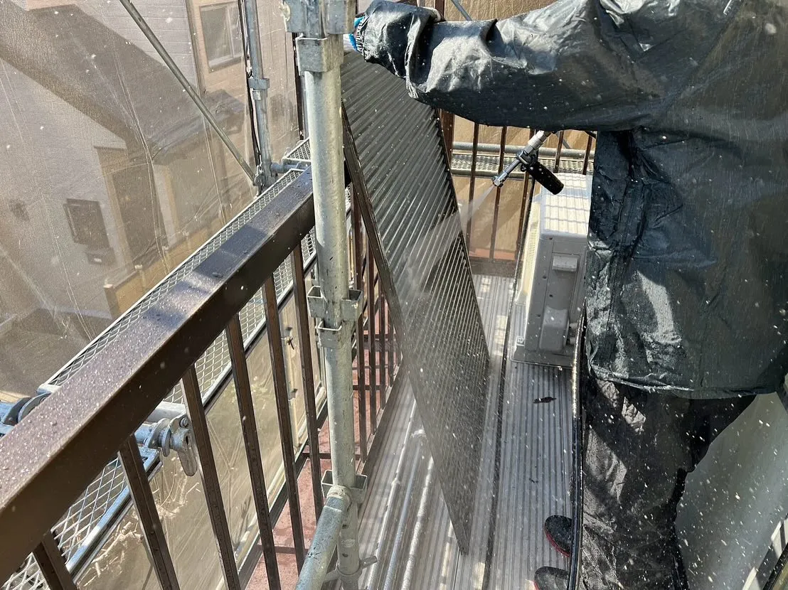 洗浄をする時は雨戸の裏、雨樋のゴミ、窓、玄関、駐車場、塀、家...