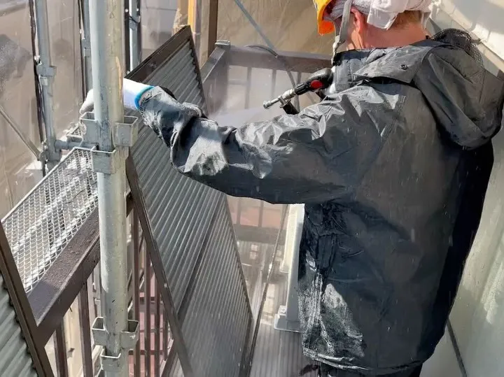 洗浄をする時は雨戸の裏、雨樋のゴミ、窓、玄関、駐車場、塀、家...